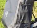 Die nützliche Netztasche außen lässt die Elemente durch.