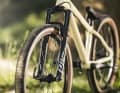 Die Geo des Dirtjumper verspricht ein verspieltes Handling. Reachwerte und BB-Drop sind angewachsen, um mehr Fahrstabilität zu bieten.