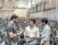 Interview im „Wartesaal“: Florian Groß (links) und Toussaint Wattinne (rechts) skizzieren die Zukunft von Upway, Redakteur Timo (Mitte) ist perplex angesichts der schieren Masse verkaufsfertiger E-Bikes.