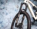 Die Fox 36 Performance Elite am Specialized hat dieselbe Technologie wie das Top-Modell der Factory-Reihe. Nur die glänzende Kashima-Beschichtung fehlt.