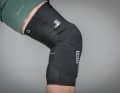 Der Strumpf des ION K Sleeve AMP reicht weit hoch und sitzt auch beim Treten rutschsicher