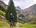 Schöne Täler, hohe Gipfel und danach vielleicht die Einkehr auf der Alm: Das Gravel Peaks in den Alpen dürfen Gravelbiker auf keinen Fall verpassen!