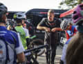 Da legt der Chef sogar selbst Hand an: Ghost Factory Racing Teammanager Thomas Wickles verpasst den Teilnehmern den optimalen Luftdruck.