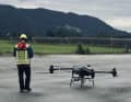 Personen kann die DJI-Drohne noch nicht aus dem Berg retten, aber immerhin Notfall-Equipment bis 30 Kilo an die Unfallstelle bringen.