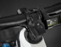 Das Shimano-Display sitzt gut geschützt und unauffällig hinter dem Lenker, dazu sind sie gut ablesbar.