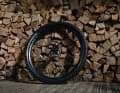 Abfahrtslastiges All Mountain, Enduro oder Light E-MTB? Diese Piloten sollen mit der neuen Crosstrail-Reihe von Mavic glücklich werden.