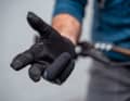 Die griffig gummierten Finger bieten zudem die Möglichkeit, das Smartphone zu bedienen