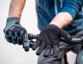Der deutsche Hersteller Kinetixx hat mit dem Liroy eine spannende Alternative zu klassischen Fahrradhandschuhen im Programm