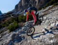 Gib Druck aufs kurven-innere Pedal.