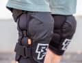 Keine Slide Plate, dafür robustes, abriebfestes Gewebe über dem Knie
