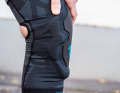 EVA-Pads umgeben das gesamte Knie und fixieren den Protektor an Ort und Stelle