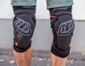 Choice of Champions: Der Troy Lee Designs Raid Knee vermittelt schon im Stand viel Sicherheit