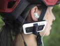 In-Ear-Kopfhörer, wie hier am Cardo Packtalk Outdoor, sind im Straßenverkehr nicht erlaubt. Dank Mesh-Kommunikation sind Biker unabhängig vom Mobilfunknetz.
