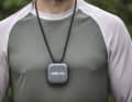 In Serie bietet Sena neben der Magnethalterung an einer Kordel auch eine Armband-Lösung fürs Talkie an.