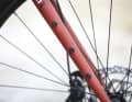 Gut für die Lastenverteilung bei Bikepacking-Touren: An der Starrgabel des Kona Unit X lässt sich allerhand Gepäck anschrauben.