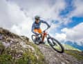 Mit dem brandneuen R.X735 will Rotwild die Lücke zwischen dem Lightbike R.X375 und dem Big-Mountain-Modell R.X750 schließen. Das Ergebnis: ein superleichtes Trail-Fully für eine gut betuchte Klientel.