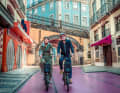 Die Pink Street ist nur eines von vielen Highlights in Lissabon und macht ihrem Namen alle Ehre.