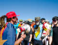 Die Aufstellung zum Start erfolgt ohne Bikes. Die befinden sich einen halben Kilometer entfernt. Der Le Mans-Start beim Old Pueblo ist berühmt-berüchtigt.