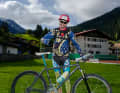 Chris aus St. Gallen kam mit seinem Rocky Mountain Equipe Baujahr 1994 nach Klosters. Zur Feier des Tages hatte er sich in seine alte, schrill gemusterte Lycra-Kluft gepellt.