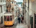 Wer die steilen Gassen der Altstadt nicht mit dem Rad oder zu Fuß erklimmen will, steigt auf die Tram um. Die Linie 28 führt vorbei an vielen Sehenswürdigkeiten.