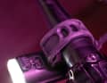 Der Gummi-Strap fällt sehr wulstig aus. Zum Einhängen muss man die Lampe zur Seite drehen