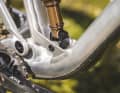 Den kürzeren Federweg erreicht  das Bike mithilfe eines kürzeren  Dämpfers und eines Adapters an der ­unteren Dämpferaufnahme.