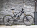 Das neue Orbea Wild kommt mit fest verbautem Akku. Dadurch wiegt selbst unser Testbike mit Alu-Laufrädern, Downhill-Reifen und 750er Akku nur knappe 23 Kilogramm.