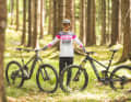 Knapp 25 000 Euro in der Hand: BIKE Testchef Peter Nilges mit den beiden Highend-Bikes Pivot Shuttle SL/AM Pro und Yeti MTe T3 X0.