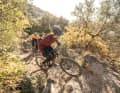Loser Schotter, wenig Traktion, doch auch hier kann der Avinox-Motor punkten. Das Cannondale mit Shimano-Motor (hinten) hat keine Chance.