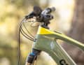 TOP: Die Zugführung ist beim Amflow ganz klassisch gehalten, beim Cannondale läuft nur ein leicht abzuklemmendes Display-Kabel durch den Steuersatz. Das erleichtert Service-Arbeiten wie den Tausch verschlissener Steuerlager.