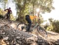 Bergab kann das Cannondale seine Trümpfe ausspielen und lässt mit starkem Fahrwerk und speed-verliebtem Charakter die Konkurrenz im Staub zurück.
