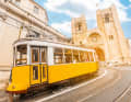 Mit der Tram 28 durch die Stadt bummeln  gehört    in Lissabon zu den Top-Ten-Highlights.
