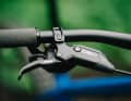 Das TransAM bremst mit den DB8-Bremsen von Sram.