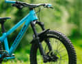 Fett: Das Hardtail kommt schon mit 100 mm Federweg vorn.