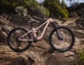 Das Mullet-Bike von Liv für (junge) Fahrerinnen kommt in Radiant Pink.