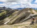 Die Gipfelfahrt zum namenlosen Grenzberg zwischen Engadin (links) und Livigno (rechts) ist durchaus knackig. Unterhalb des spitzen Gipfels links hinten sonnt sich der Passo Chaschauna.