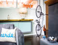 Das Fahrrad als Teil der Wohnungseinrichtung mag gewöhnungsbedürftig sein, ist aber die Lösung, was Diebstahlschutz und schnellen Zugriff angeht.
