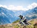 Alexandre Cure, Team-Kamerad von Fabian Barel im Canyon-Team, vor dem Panorama des vorletzten E-Enduro-Stopps in Loudenvielle.