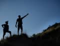 Da müssen wir hoch! Locals helfen bei der Trailsuche.