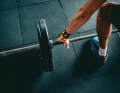 Wollen Mountainbiker lange fit sein, kommen sie um komplexes Training nicht herum. Krafttraining spielt bereits im mittleren Alter eine wichtige Rolle.