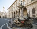Lohnenswerter Stopp: die Piazza del Popolo in Ascoli Piceno.