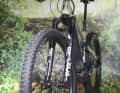 Die Fox 36 Performance Elite mit der starken Grip2-Dämpfung gehört zu den absolut besten Gabeln in der All-Mountain-Liga. In dieser Preisklasse sieht man sie an E-MTBs fast nie. Ein Boost für versierte Gelände-Biker.