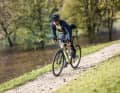 Dezent schnell: E-Gravelbikes sieht man ihre Motorisierung noch weniger an als der städtischen Konkurrenz. Und... sie fahren sich auch unauffälliger!