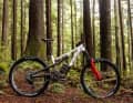 Dem Light E-MTB von Rocky Mountain gibt die Bomber Z eine stämmige Optik.