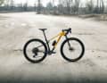 Das Bike kombiniert einen Carbonrahmen mit integrierter Hinterbaufederung und einer 100-mm-Federgabel.