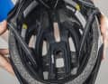 Ein Rotationssystem fehlt bei dem günstigen Cratoni-Helm. Aber es wurden sehr hochwertige Helmpolster verwendet.