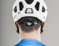 Die Höhenverstellung geschieht seitlich, nicht wie bei Alpina, KED und Giro am Heck. Dadurch sitzt das System etwas instabiler auf dem Kopf.
