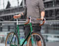 „Meerglas“, das sind für den Fahrradbauer Thomas Becker die bisweilen poetisch schönen Scherben am Strand, die das Meer rundgeschliffen hat. Auch sein Singlespeed-Gravelbike ist so ein seltenes Fundstück.