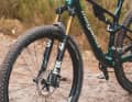 Mit vergrößerten Fahrwerksreserven und überarbeiteter Geometrie steckt hinter dem Track Race nun ein Carbon-Fully mit 120 Millimetern Federweg vorn und hinten.