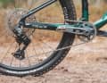 Gut investiert: Megamo vertraut auf den Mittelklasse-Antrieb GX AXS und spendiert seinem Racefully dafür Highend-Federelemente von Fox.